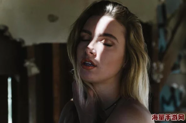 挺进她的花苞,太紧了,爽，感觉这段描写真是让人心跳加速，充满了激情与欲望