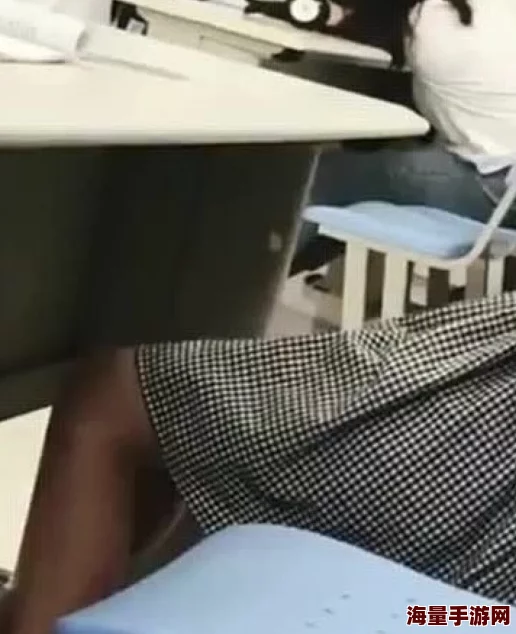 同桌上课脱我裙子摸下面，这种行为真是太过分了，应该受到严厉的惩罚！